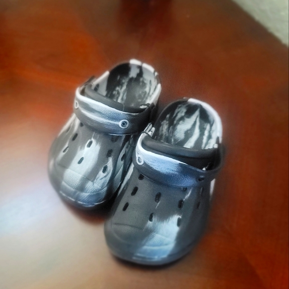Kid's Crocs - Picture 2 of 3